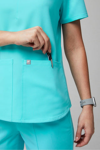 method 2-pocket scrub top